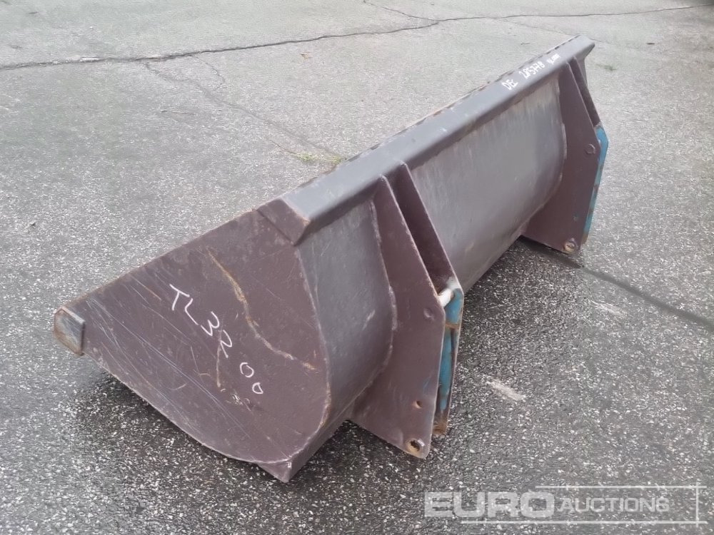 62" Loading Bucket to suit Front Loader - Bucket: picture 3 62" Loading Bucket to suit Front Loader - Bucket: picture 3