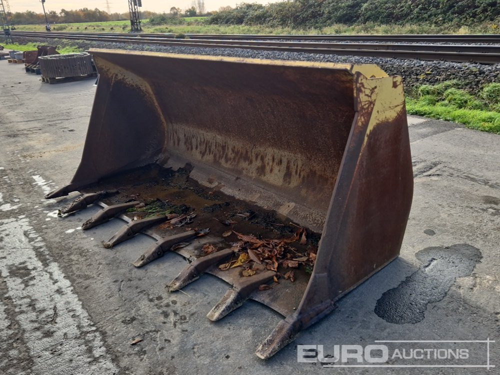 95" Front Loading Bucket to suit CAT - Bucket: picture 2 95" Front Loading Bucket to suit CAT - Bucket: picture 2