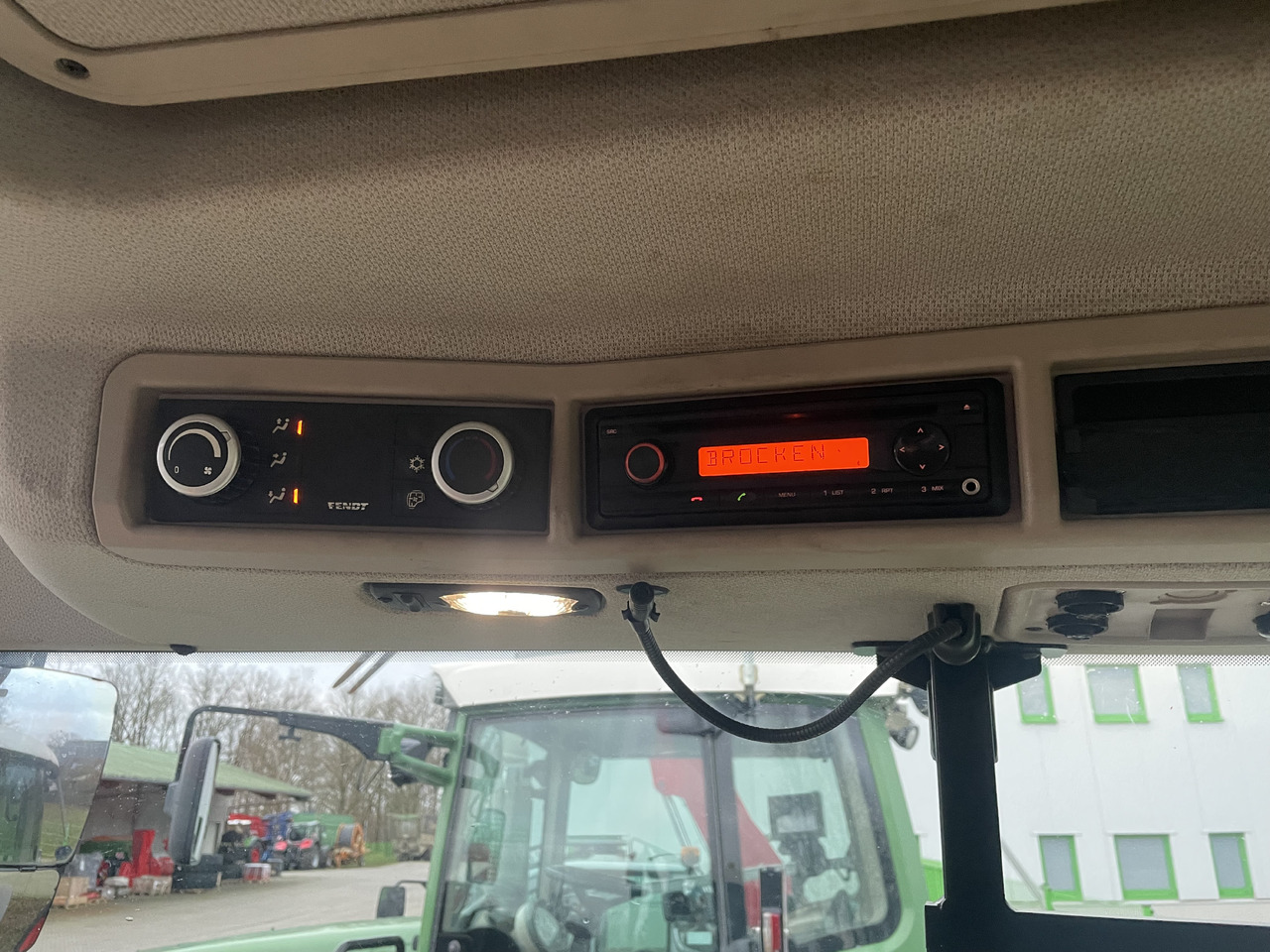 Farm tractor Fendt 718 Power Plus: picture 6