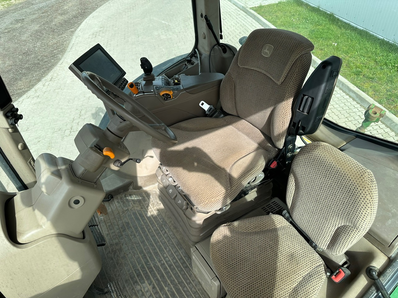 John Deere 7230R - Farm tractor: picture 3 John Deere 7230R - Farm tractor: picture 3