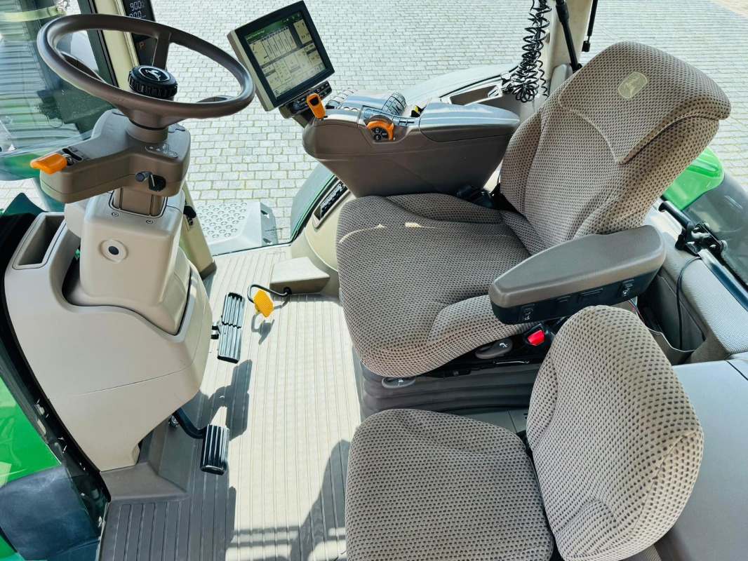 John Deere 8270R - Farm tractor: picture 5 John Deere 8270R - Farm tractor: picture 5