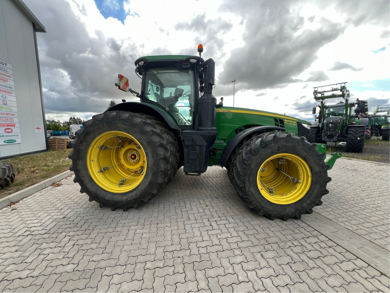 Farm tractor John Deere 8400 R: picture 9