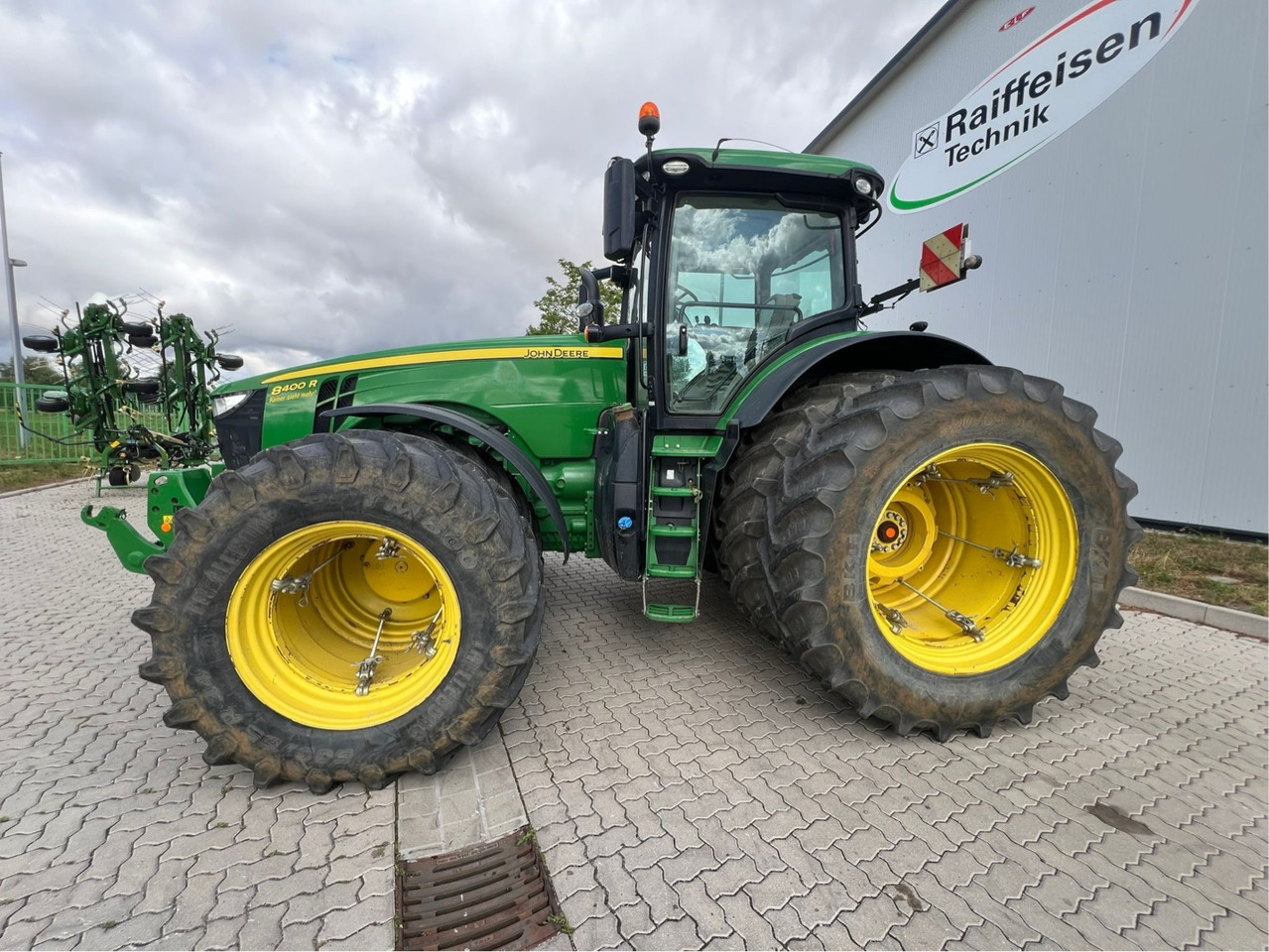 Farm tractor John Deere 8400 R: picture 10