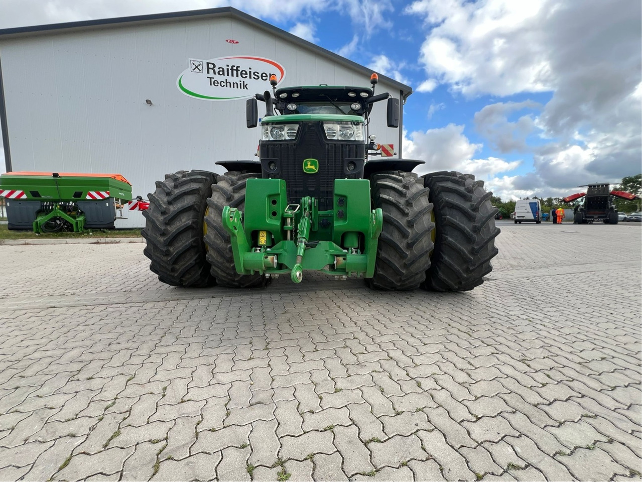 Farm tractor John Deere 8400 R: picture 8