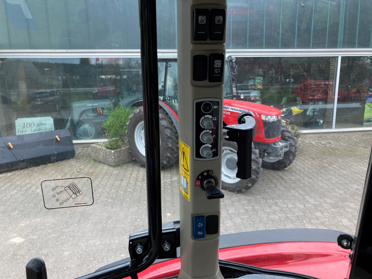 Massey Ferguson 4708 M Cab Essential - Farm tractor: picture 3 Massey Ferguson 4708 M Cab Essential - Farm tractor: picture 3