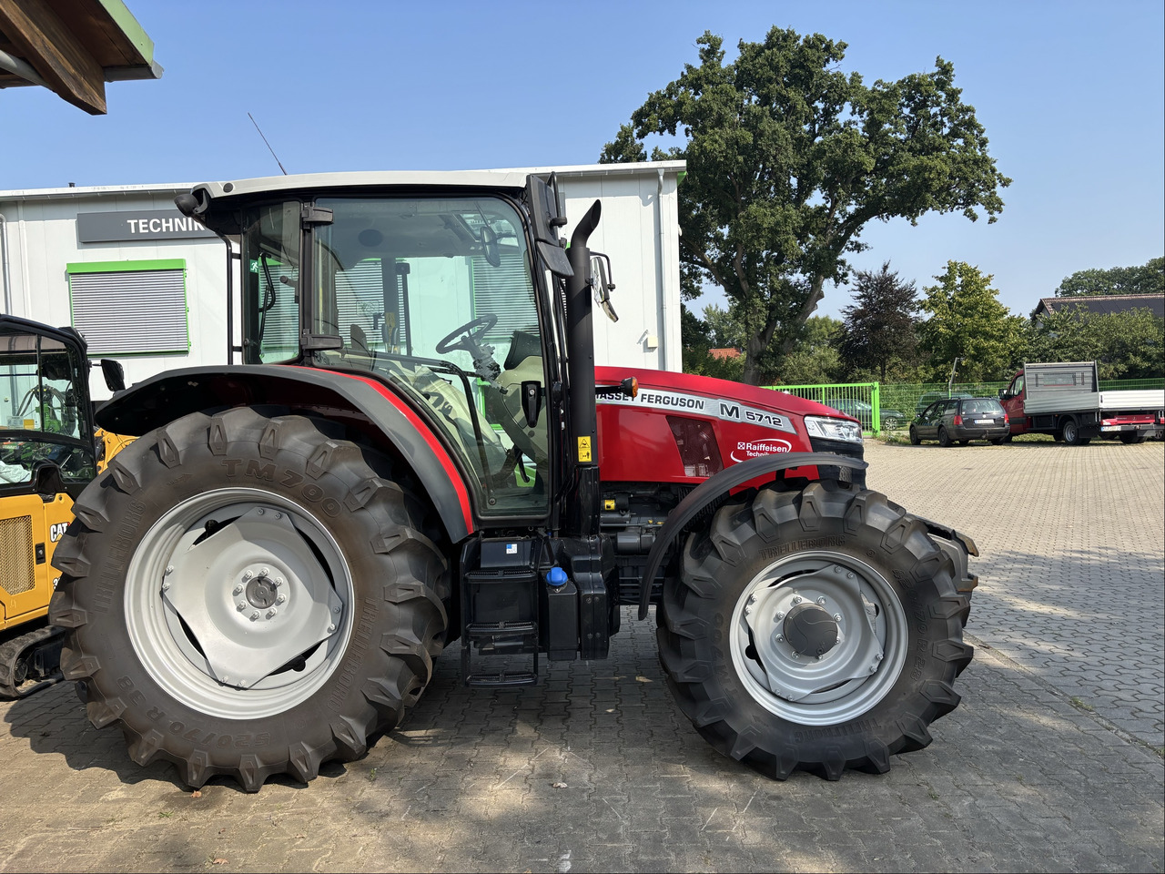 Massey Ferguson 5712M 4WD Cab Essential - Farm tractor: picture 5 Massey Ferguson 5712M 4WD Cab Essential - Farm tractor: picture 5