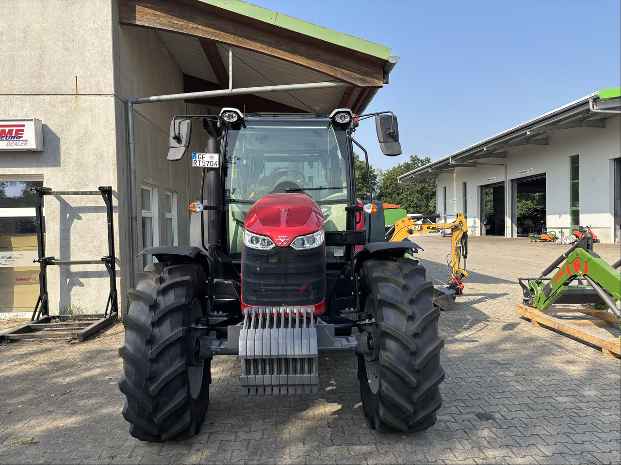 Massey Ferguson 5712M 4WD Cab Essential - Farm tractor: picture 4 Massey Ferguson 5712M 4WD Cab Essential - Farm tractor: picture 4