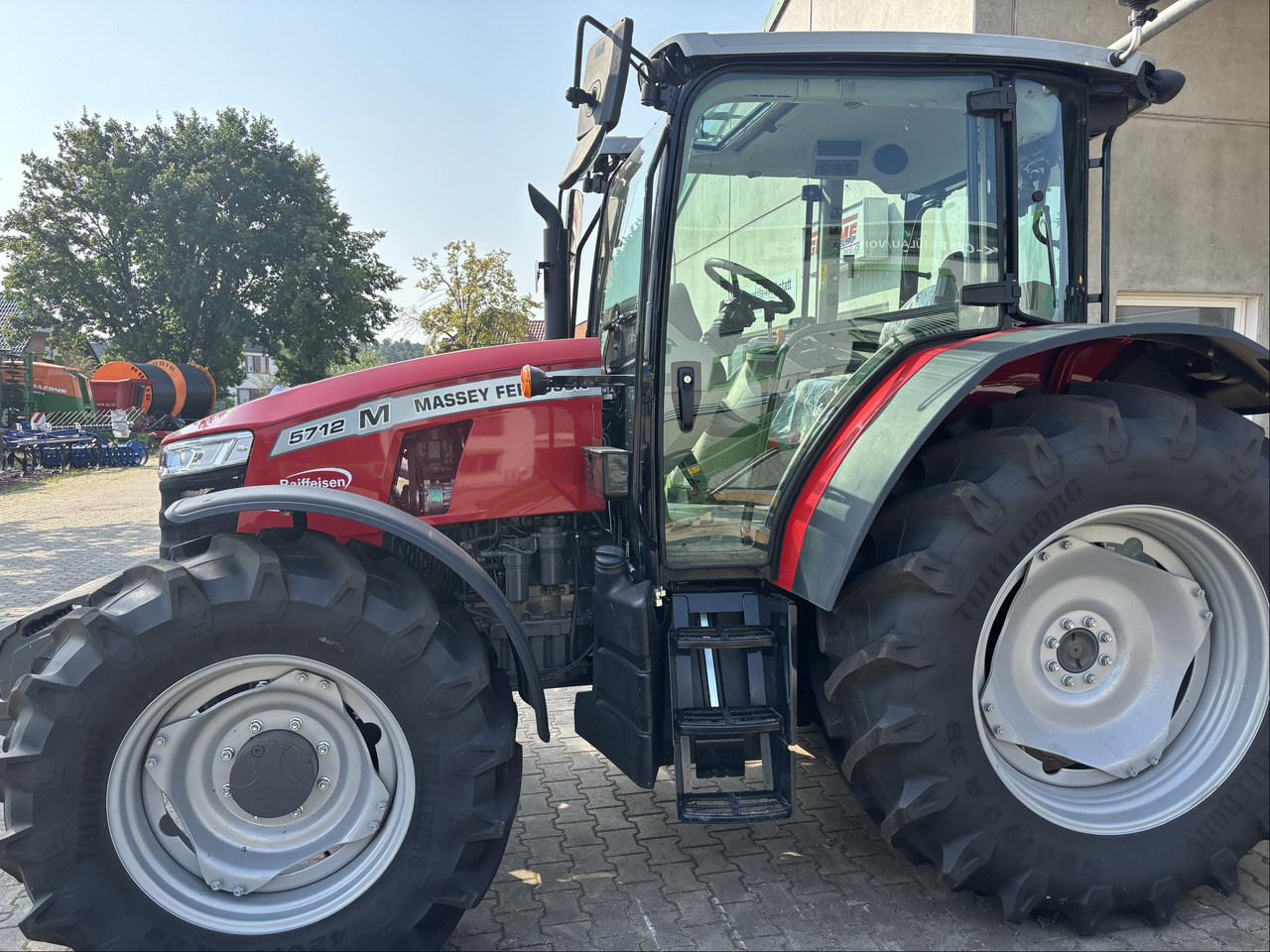 Massey Ferguson 5712M 4WD Cab Essential - Farm tractor: picture 1 Massey Ferguson 5712M 4WD Cab Essential - Farm tractor: picture 1