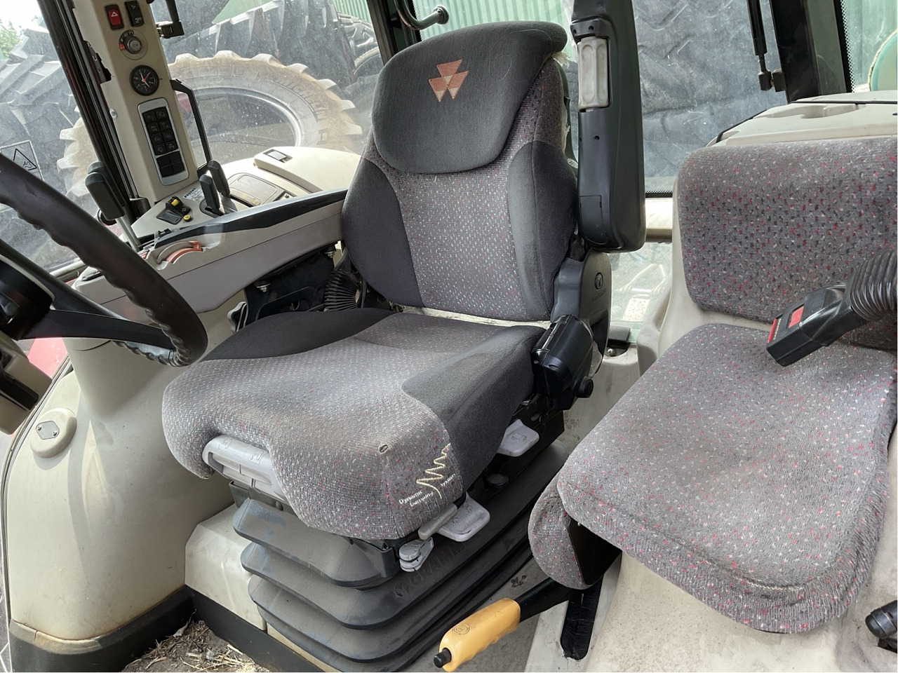 Massey Ferguson 6614 Dyna 6 - Farm tractor: picture 3 Massey Ferguson 6614 Dyna 6 - Farm tractor: picture 3