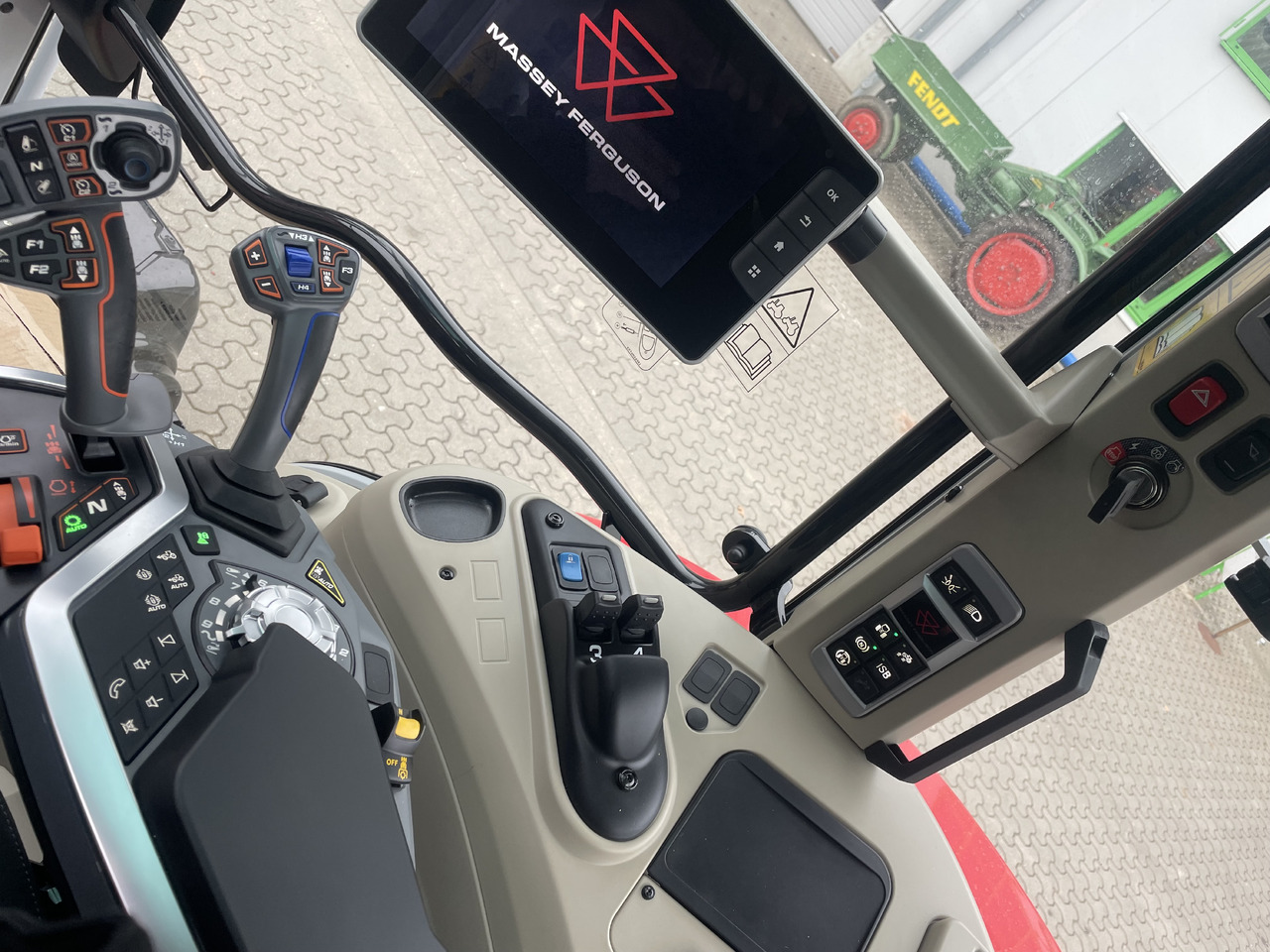 Massey Ferguson 7S.210 Dyna-VT EXCLUS - Farm tractor: picture 3 Massey Ferguson 7S.210 Dyna-VT EXCLUS - Farm tractor: picture 3