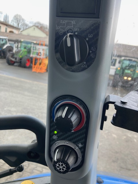 New Holland T5.100 - Farm tractor: picture 3 New Holland T5.100 - Farm tractor: picture 3