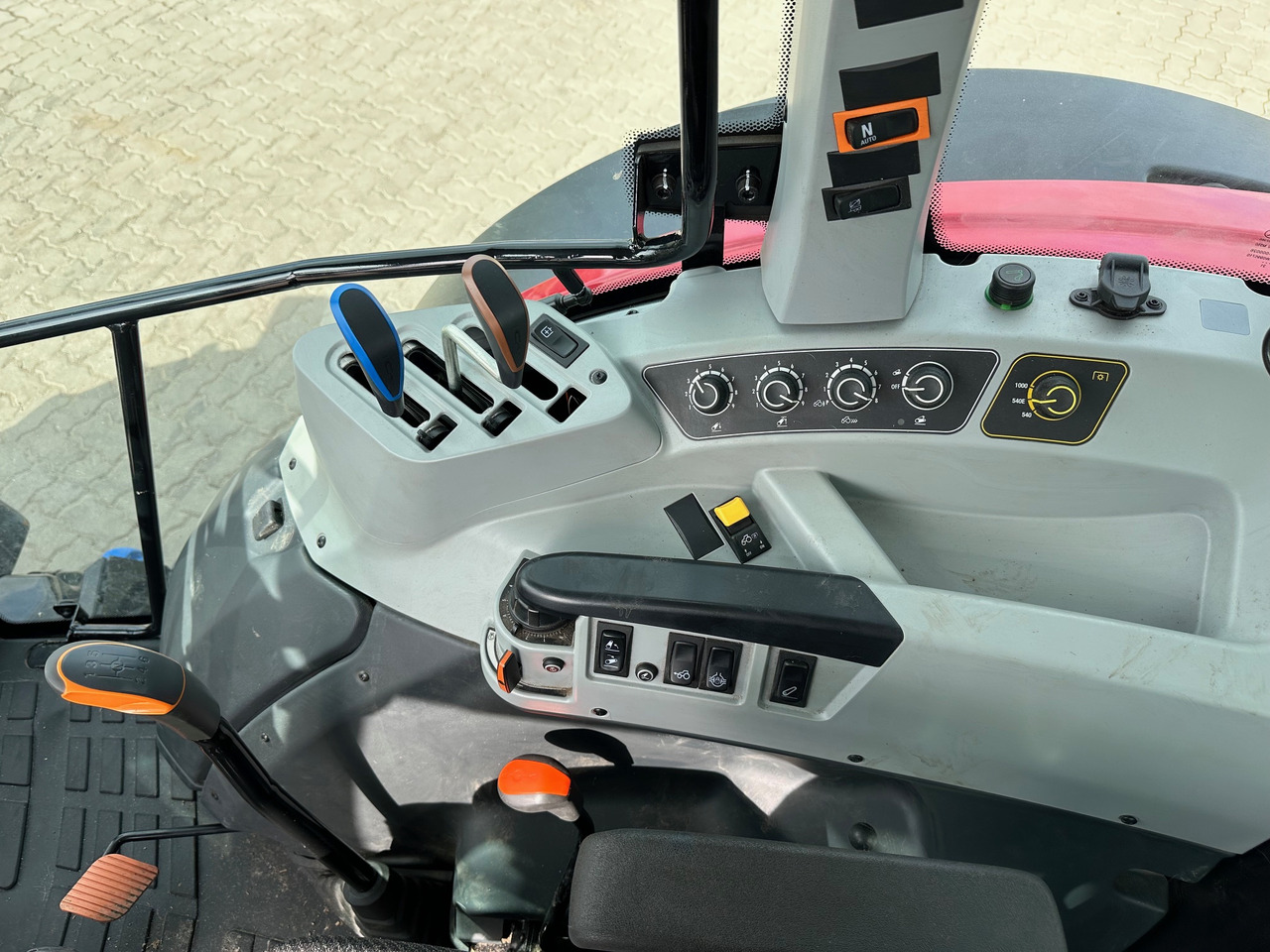 Valtra A105 MH - Farm tractor: picture 3 Valtra A105 MH - Farm tractor: picture 3