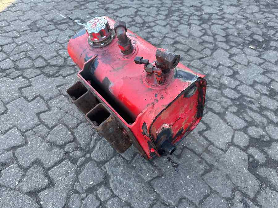 MAN OIL FLUID RESERVOIR 81.36049-5002 - Hydraulics for Truck: picture 2 MAN OIL FLUID RESERVOIR 81.36049-5002 - Hydraulics for Truck: picture 2