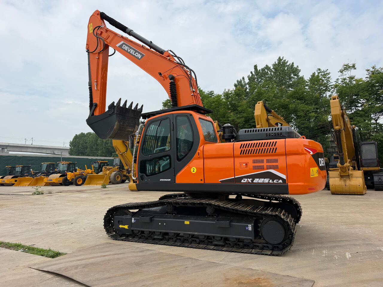 DEVELON DX225 - Crawler excavator: picture 2 DEVELON DX225 - Crawler excavator: picture 2