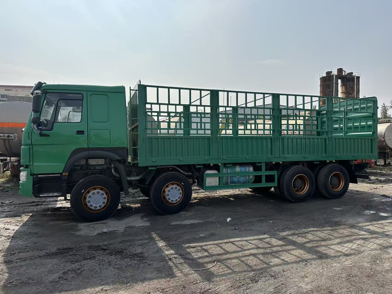 SINOTRUK HOWO 420hp 8x4 fence truck - Dropside/ Flatbed truck: picture 3 SINOTRUK HOWO 420hp 8x4 fence truck - Dropside/ Flatbed truck: picture 3