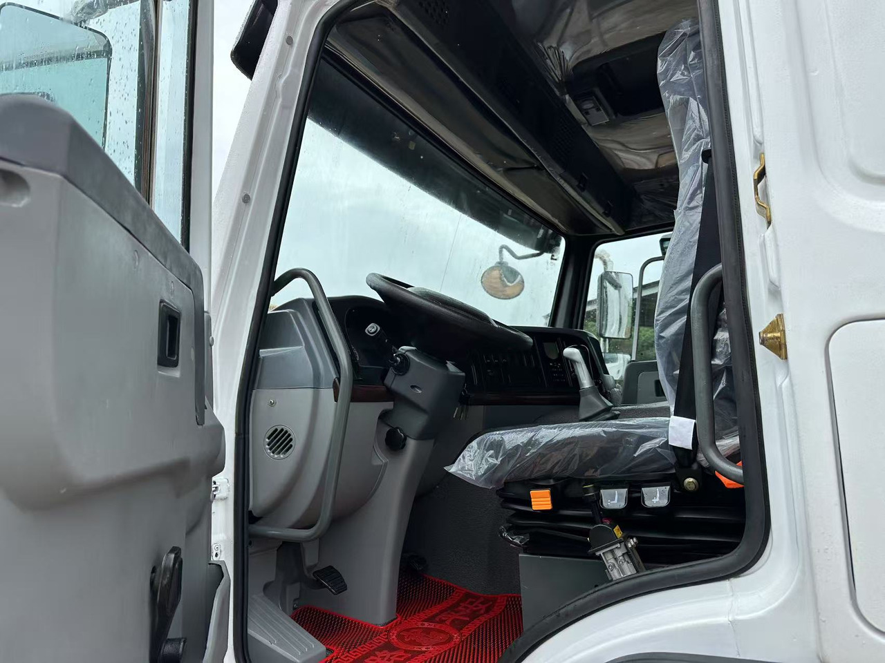 Tipper for transportation of bulk materials Sinotruk HOWO 371hp 8x4: picture 6