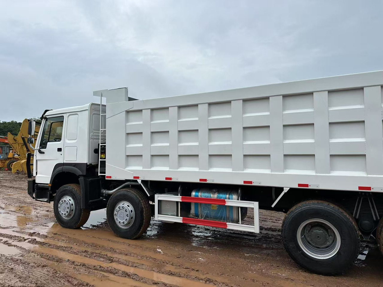Tipper for transportation of bulk materials Sinotruk HOWO 371hp 8x4: picture 9