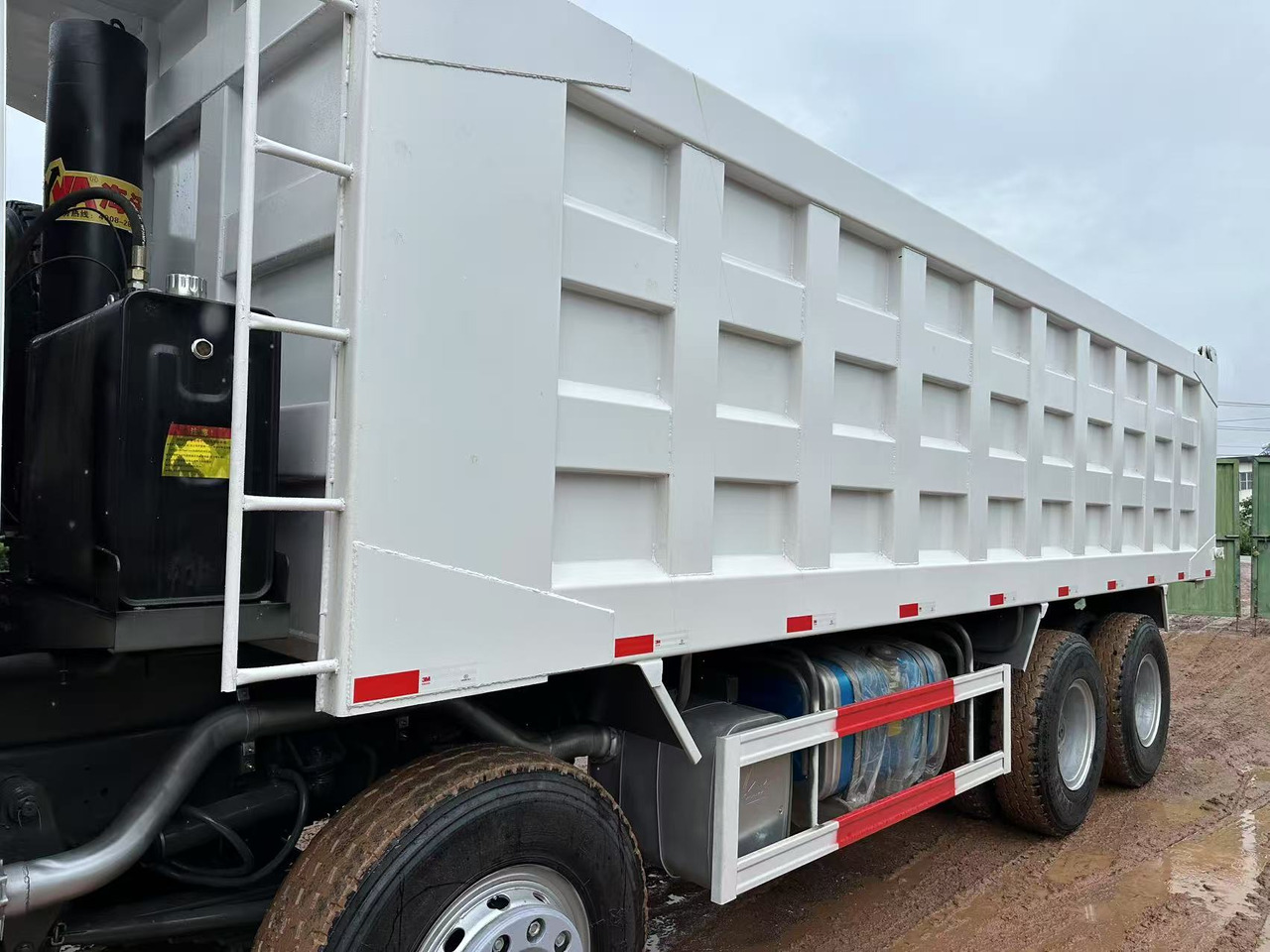 Tipper for transportation of bulk materials Sinotruk HOWO 371hp 8x4: picture 8