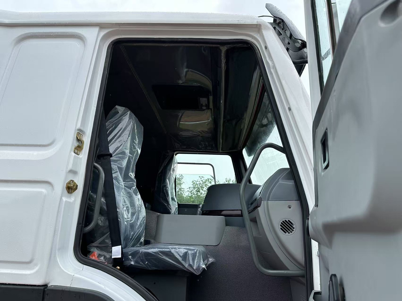 Tipper for transportation of bulk materials Sinotruk HOWO 371hp 8x4 tipper truck: picture 6 Tipper for transportation of bulk materials Sinotruk HOWO 371hp 8x4 tipper truck: picture 6