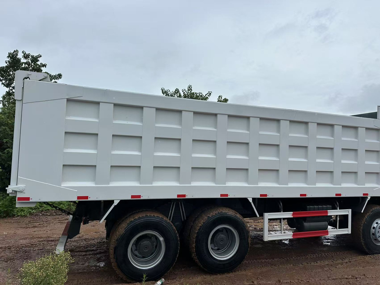 Tipper for transportation of bulk materials Sinotruk HOWO 371hp 8x4 tipper truck: picture 7 Tipper for transportation of bulk materials Sinotruk HOWO 371hp 8x4 tipper truck: picture 7