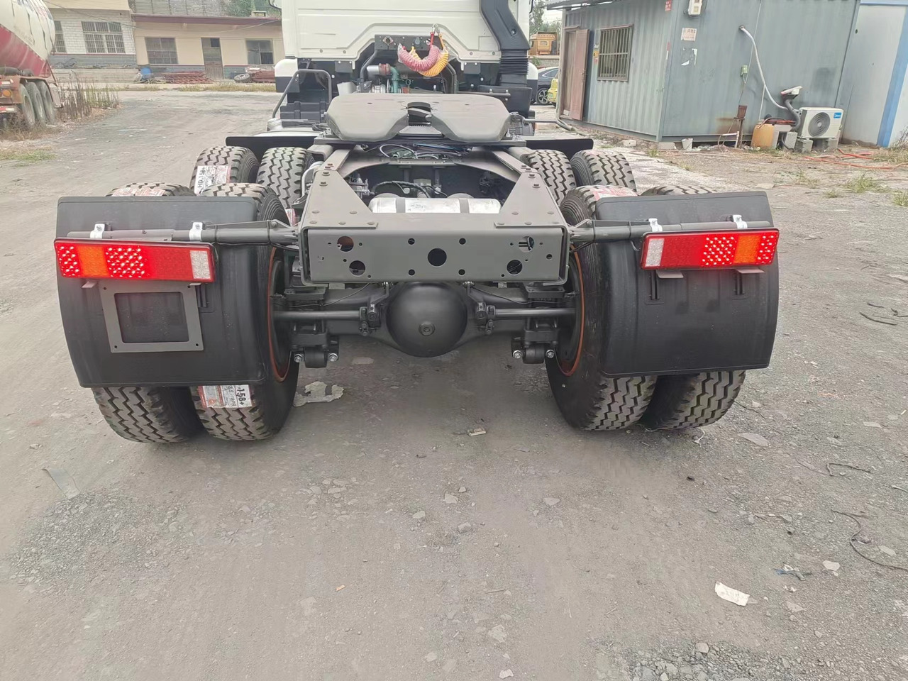 SINOTRUK HOWO 371hp 6X4 Tractor unit - Tractor unit: picture 5 SINOTRUK HOWO 371hp 6X4 Tractor unit - Tractor unit: picture 5