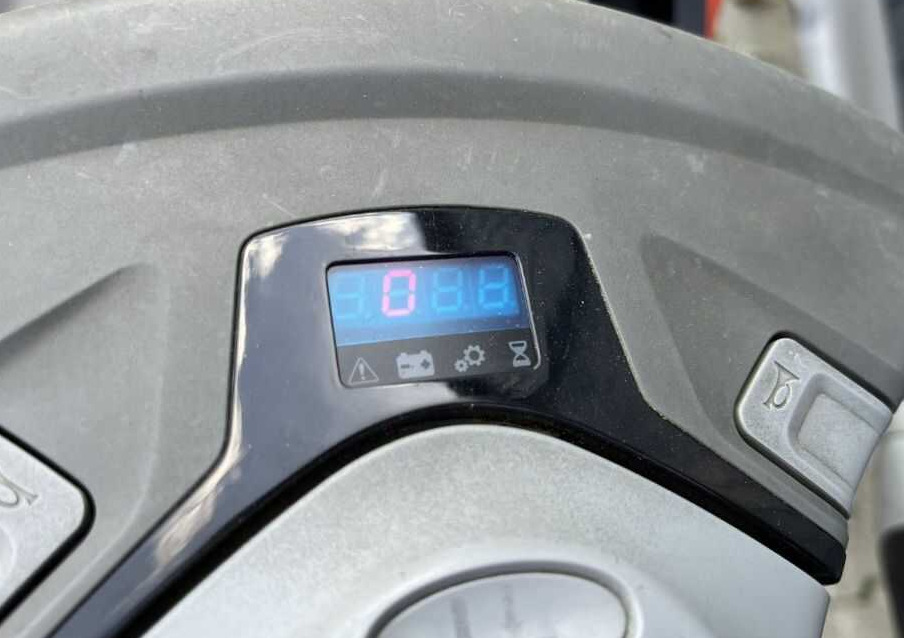 Pallet truck BT LPE200: picture 7