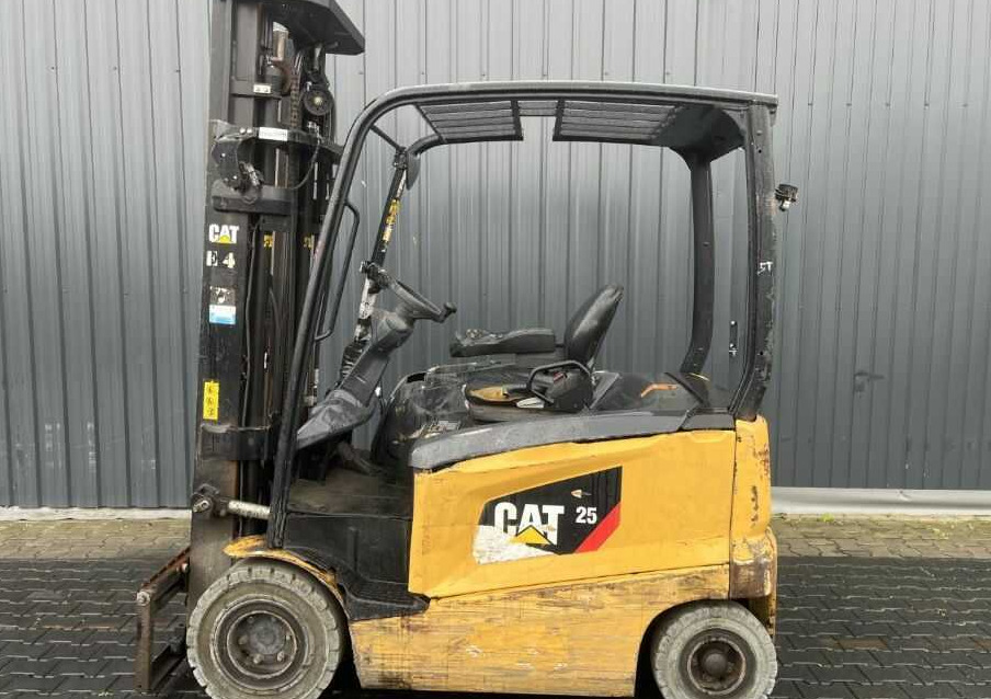 CAT Lift Trucks EP25CN - Electric forklift: picture 2 CAT Lift Trucks EP25CN - Electric forklift: picture 2
