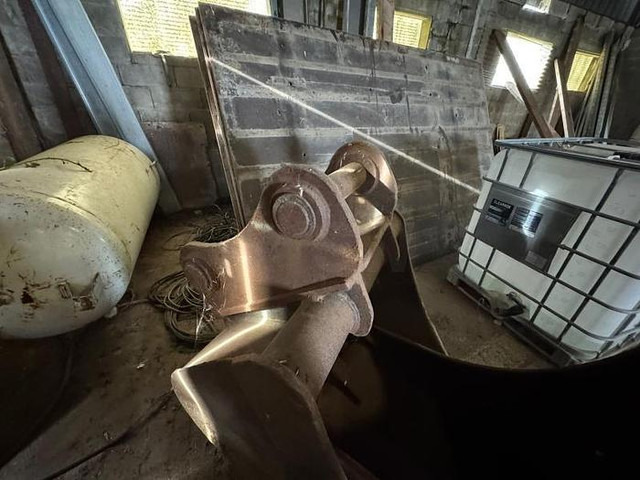 Volvo EC220 - Bucket: picture 4 Volvo EC220 - Bucket: picture 4