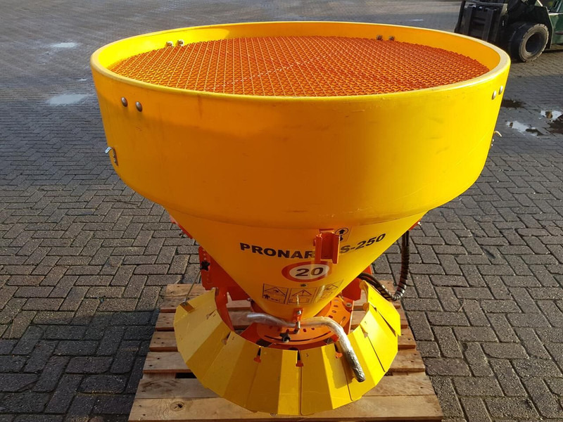 Pronar PS250M - Sand/ Salt spreader: picture 5 Pronar PS250M - Sand/ Salt spreader: picture 5