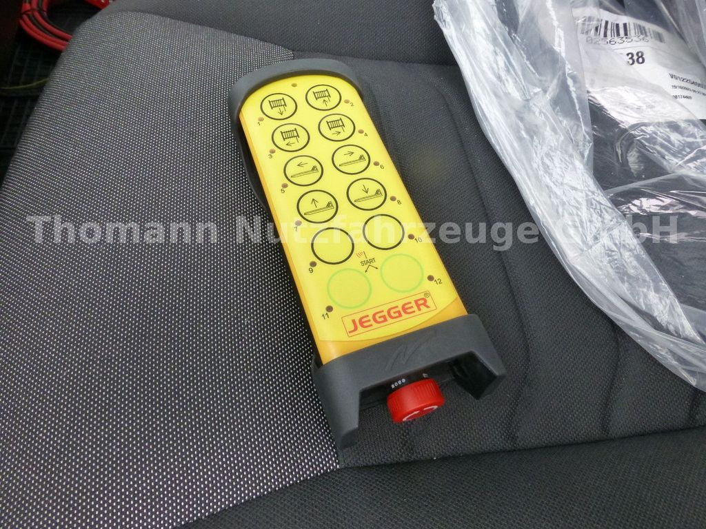 New Tow truck, Van Iveco DAILY 72C18 Schiebeplateu Luftfed Navi: picture 30