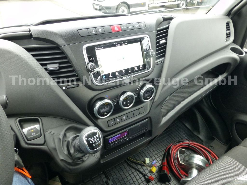 New Tow truck, Van Iveco DAILY 72C18 Schiebeplateu Luftfed Navi: picture 28