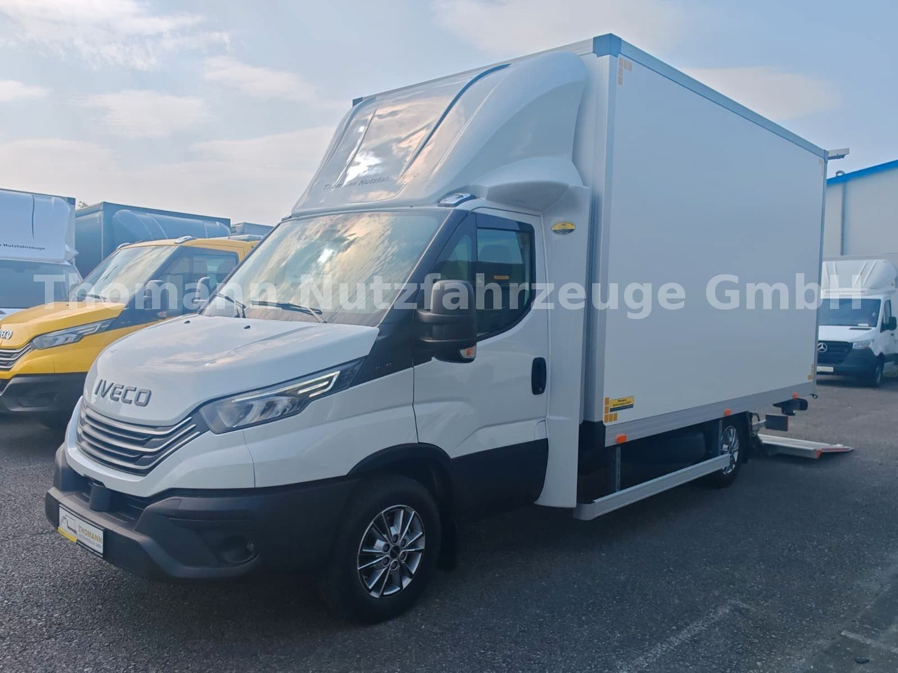 Iveco Daily 35S18 Koffer + LBW Navi/ACC Tempomat - Box van: picture 3 Iveco Daily 35S18 Koffer + LBW Navi/ACC Tempomat - Box van: picture 3