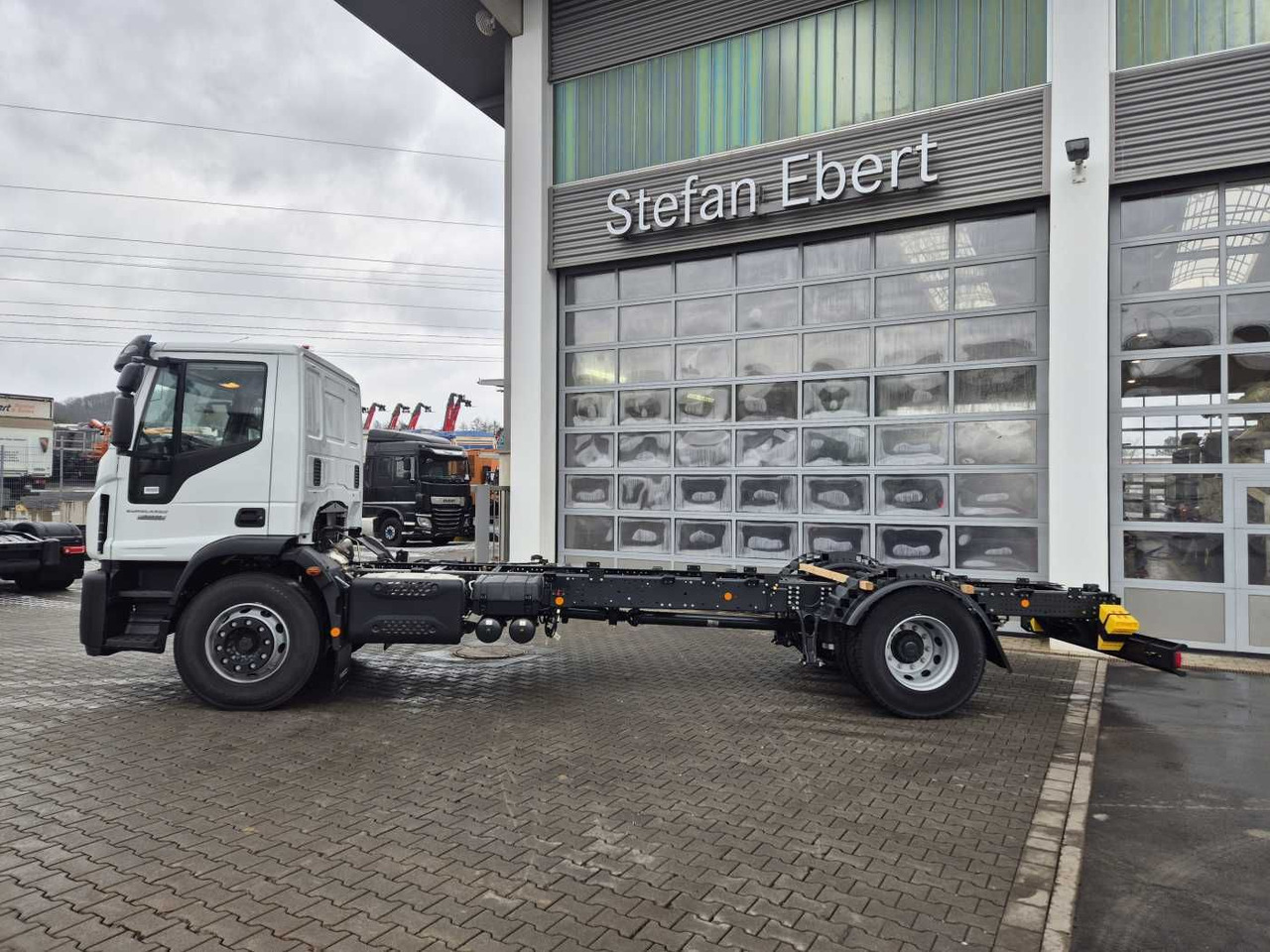 Iveco Eurocargo ML180E28/P 4x2 ZF-Automatik 8AP 3Stück - Cab chassis truck: picture 5 Iveco Eurocargo ML180E28/P 4x2 ZF-Automatik 8AP 3Stück - Cab chassis truck: picture 5