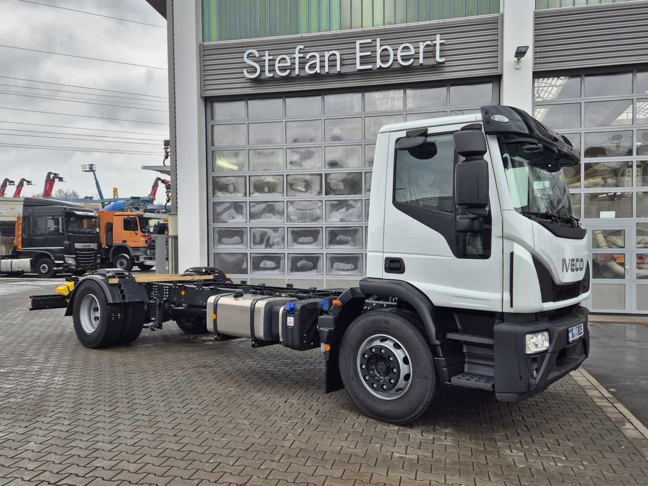 Iveco Eurocargo ML180E28/P 4x2 ZF-Automatik 8AP 3Stück - Cab chassis truck: picture 4 Iveco Eurocargo ML180E28/P 4x2 ZF-Automatik 8AP 3Stück - Cab chassis truck: picture 4