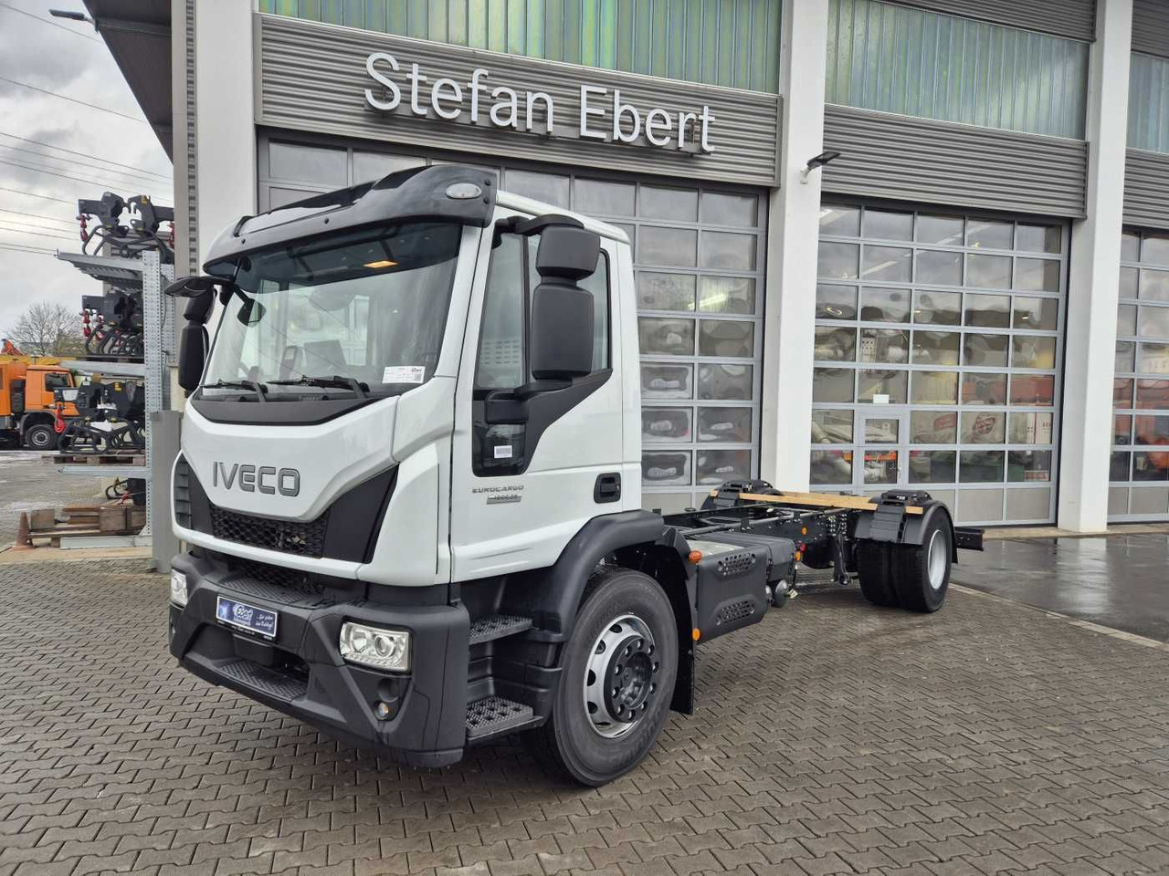 Iveco Eurocargo ML180E28/P 4x2 ZF-Automatik 8AP 3Stück - Cab chassis truck: picture 1 Iveco Eurocargo ML180E28/P 4x2 ZF-Automatik 8AP 3Stück - Cab chassis truck: picture 1