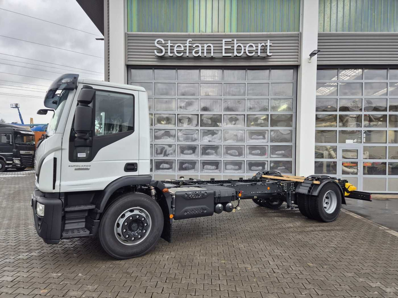 Iveco Eurocargo ML180E28/P 4x2 ZF-Automatik 8AP 3Stück - Cab chassis truck: picture 3 Iveco Eurocargo ML180E28/P 4x2 ZF-Automatik 8AP 3Stück - Cab chassis truck: picture 3