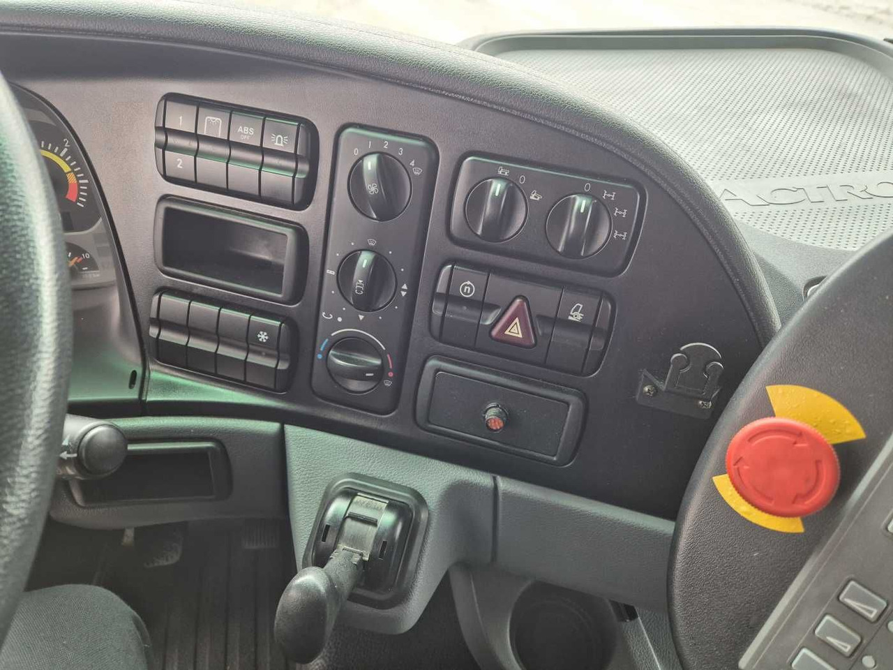 Road sweeper Mercedes-Benz Actros 2032 A 4x4 Bucher STKF 9500 Airport 30x: picture 12