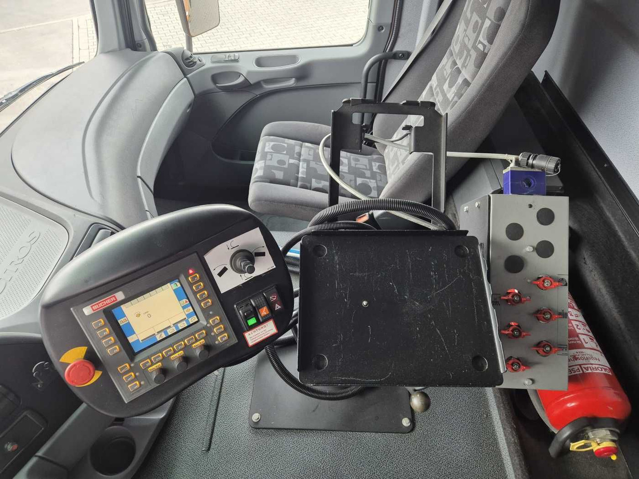 Road sweeper Mercedes-Benz Actros 2032 A 4x4 Bucher STKF 9500 Airport 30x: picture 11