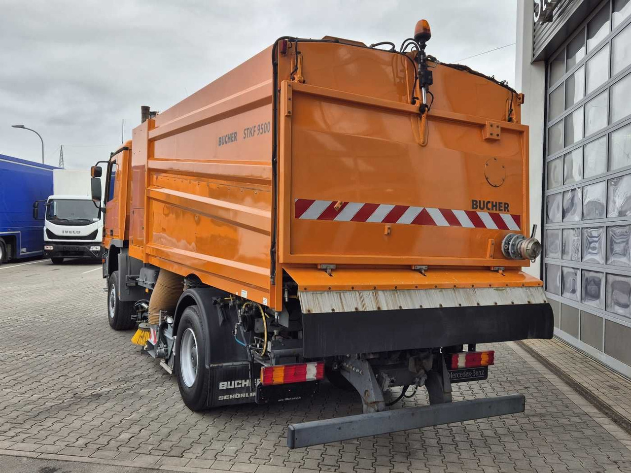 Road sweeper Mercedes-Benz Actros 2032 A 4x4 Bucher STKF 9500 Airport 30x: picture 7