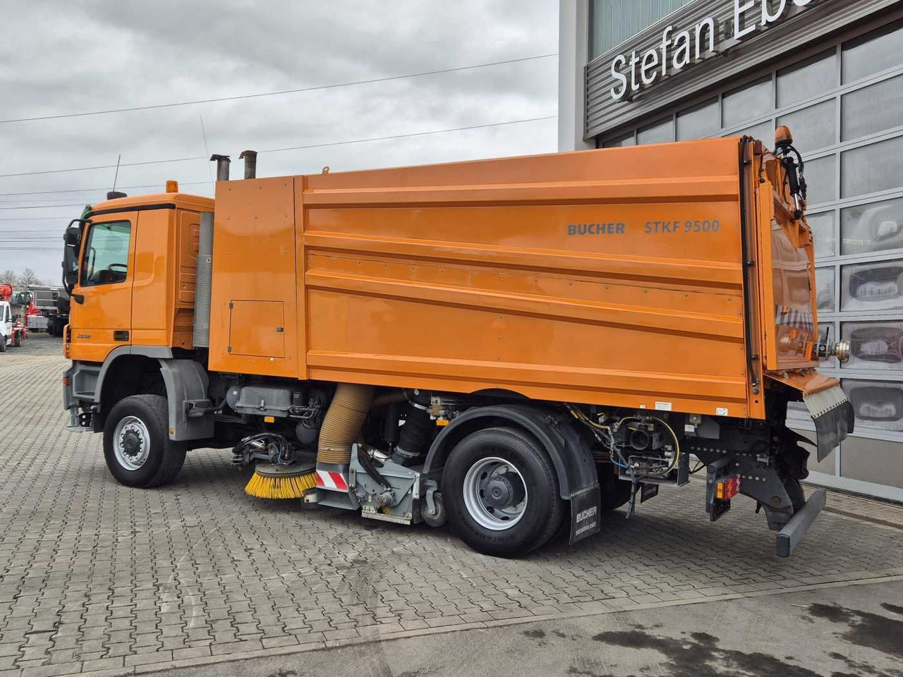Road sweeper Mercedes-Benz Actros 2032 A 4x4 Bucher STKF 9500 Airport 30x: picture 13