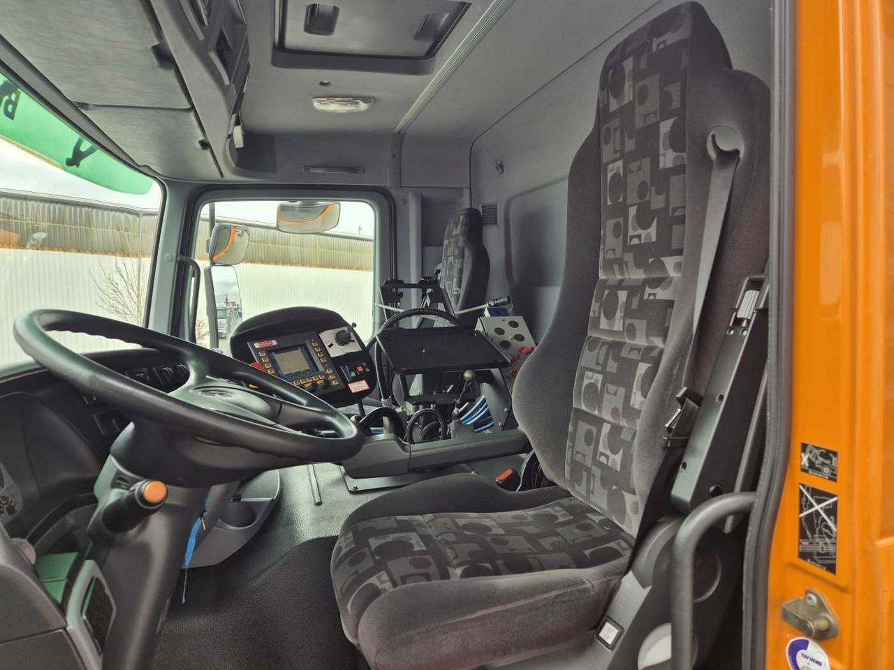 Road sweeper Mercedes-Benz Actros 2032 A 4x4 Bucher STKF 9500 Airport 30x: picture 10