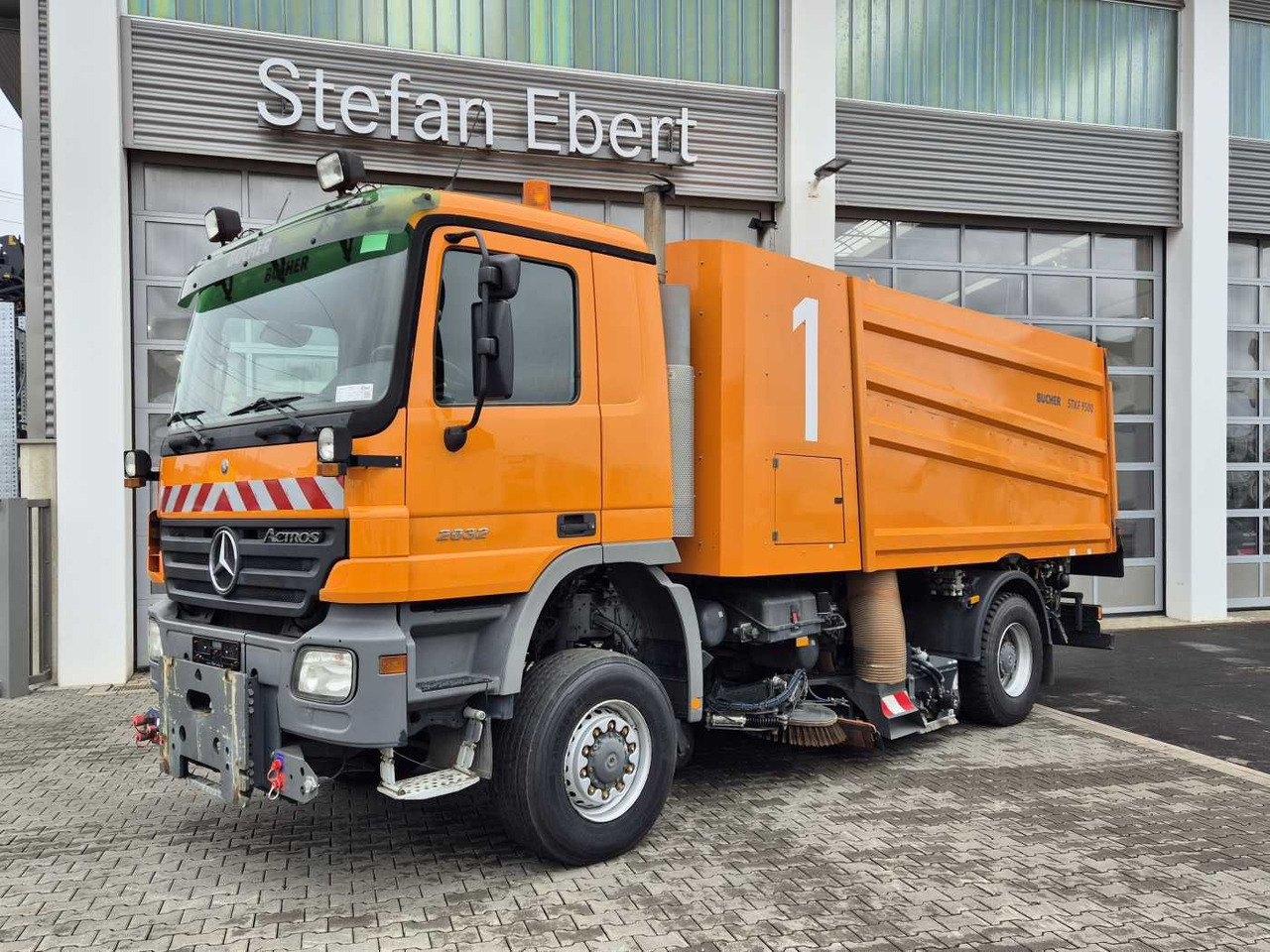 Mercedes-Benz Actros 2032 A 4x4 Bucher STKF 9500 Airport - Road sweeper: picture 2 Mercedes-Benz Actros 2032 A 4x4 Bucher STKF 9500 Airport - Road sweeper: picture 2