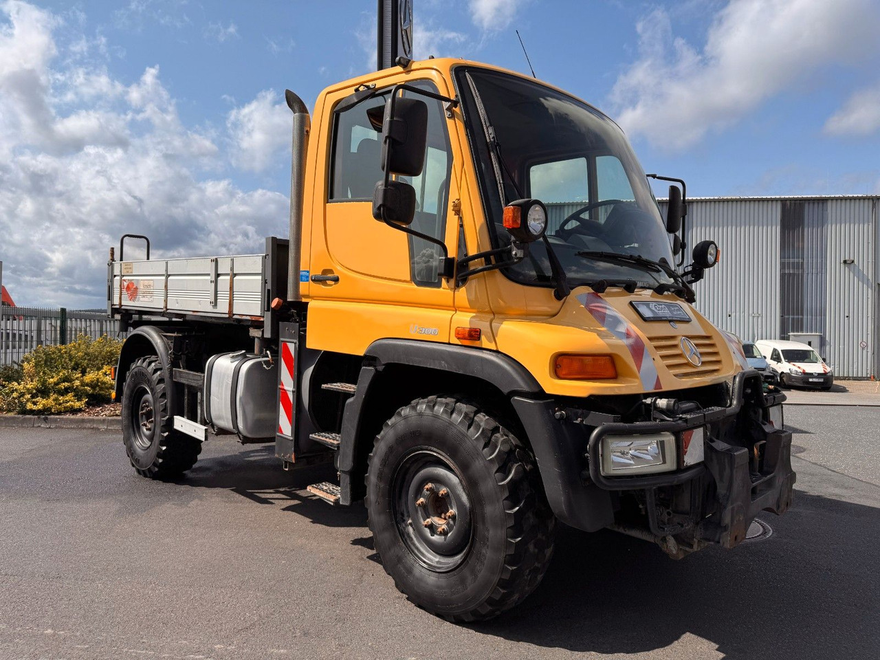 Mercedes-Benz Unimog U300 4x4 Vario-Pilot - Flatbed van: picture 3 Mercedes-Benz Unimog U300 4x4 Vario-Pilot - Flatbed van: picture 3