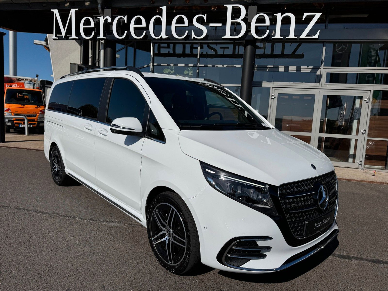 Mercedes-Benz V 300 d 4MATIC EXCLUSIVE AMG Tische AHK2,5to - Station wagon: picture 1 Mercedes-Benz V 300 d 4MATIC EXCLUSIVE AMG Tische AHK2,5to - Station wagon: picture 1
