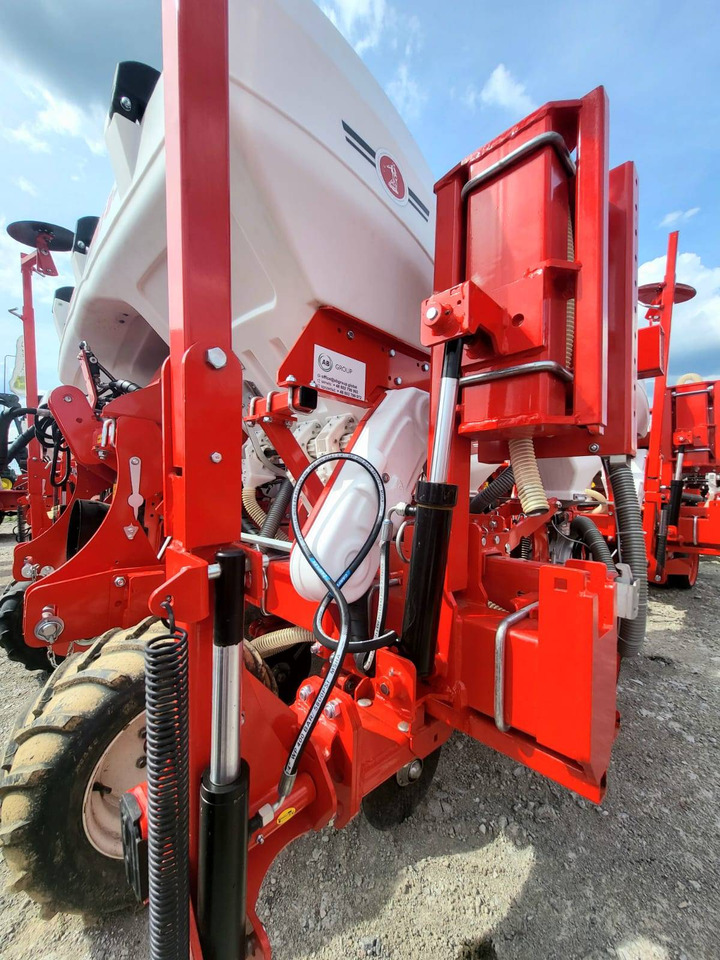 Ozdoken six-row pneumatic precision seeder, VPKT-DG6, PVC fertiliser tank - on stock - Precision sowing machine: picture 4 Ozdoken six-row pneumatic precision seeder, VPKT-DG6, PVC fertiliser tank - on stock - Precision sowing machine: picture 4