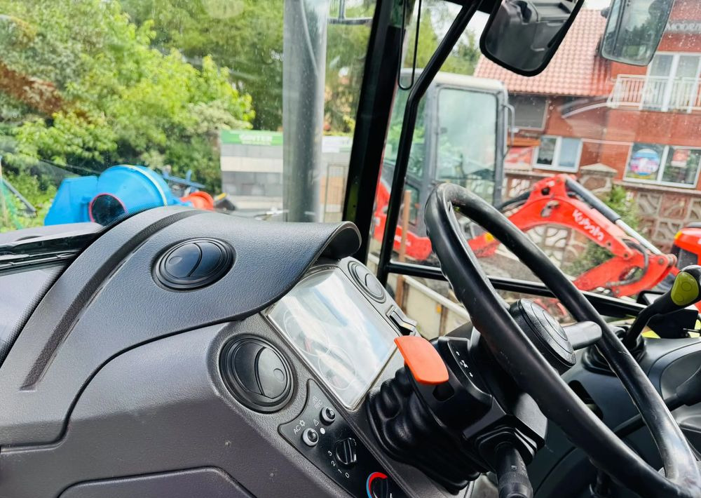 Farm tractor Claas Axos 330: picture 11