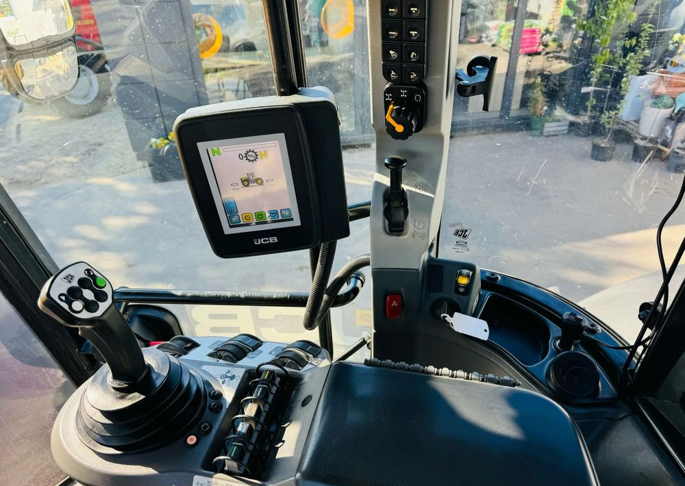 Farm tractor JCB 4220: picture 14