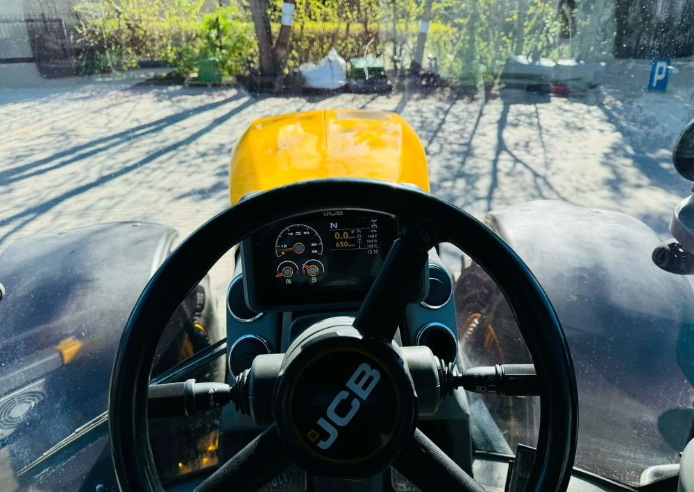 Farm tractor JCB 4220: picture 15