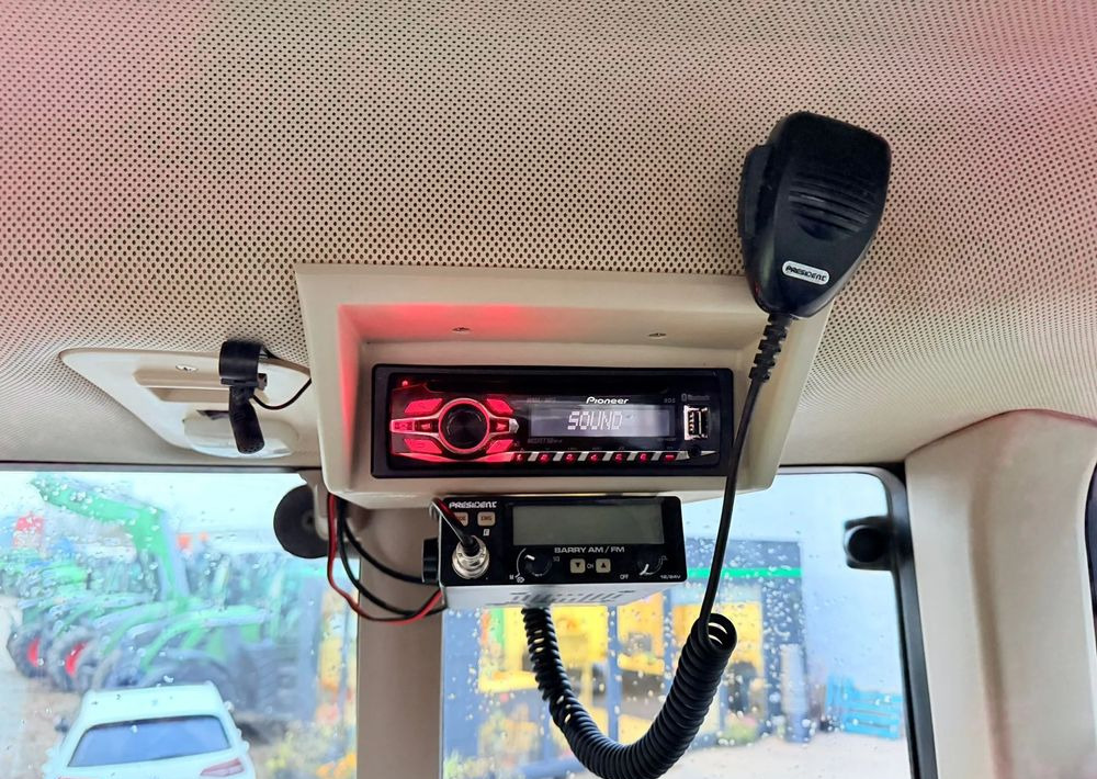 Farm tractor John Deere 6930: picture 19