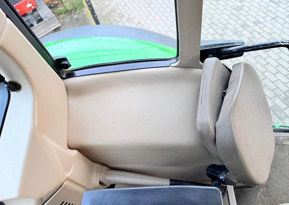 Farm tractor John Deere 6930: picture 15